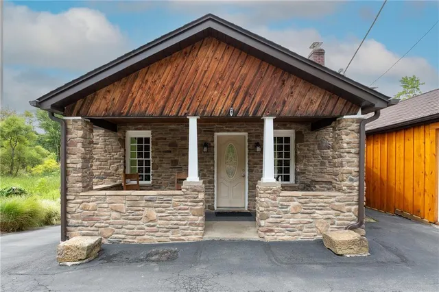 a view of a house with backyard and trees