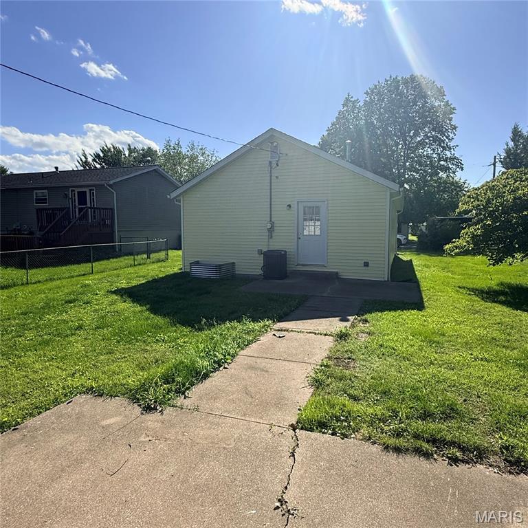 905 Madison Street Gillespie, IL 62033 - Photo 3 of 12