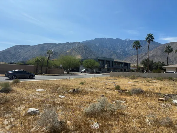 a view of house with a yard