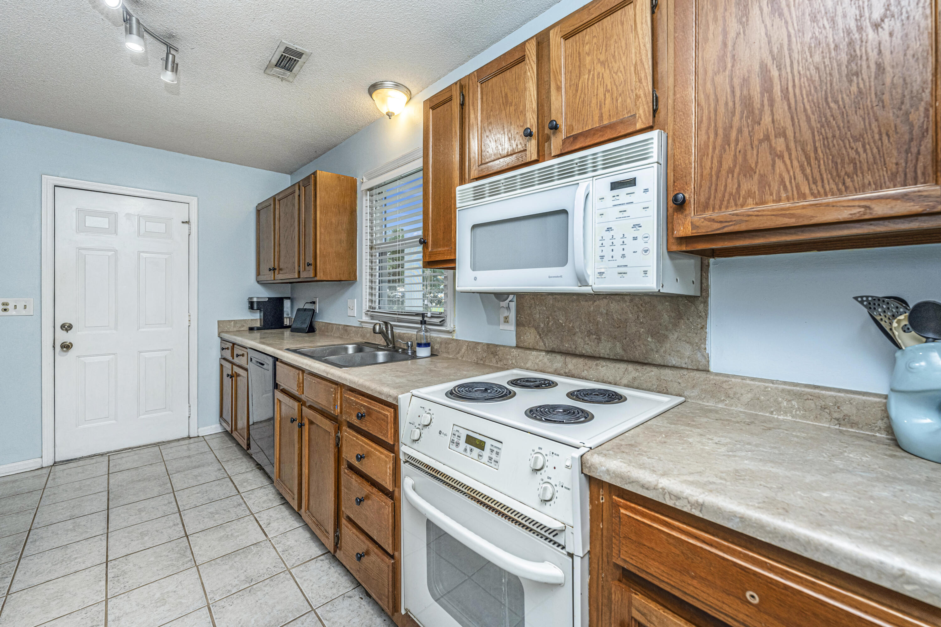 317 Hamlet Road Summerville, SC 29485 - Photo 12 of 40 317HamletRd13