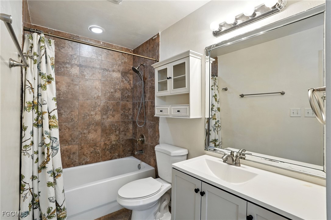 2373 Summerall Road LaBelle, FL 33935 - Photo 26 of 47 a bathroom with a sink mirror toilet and bathtub