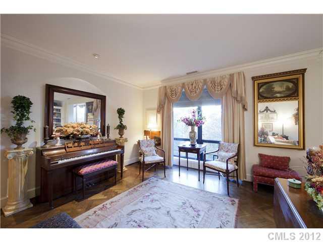 962 Cherokee Road, Unit 962 Charlotte, NC 28207 - Photo 3 of 16 Gallery Image 3