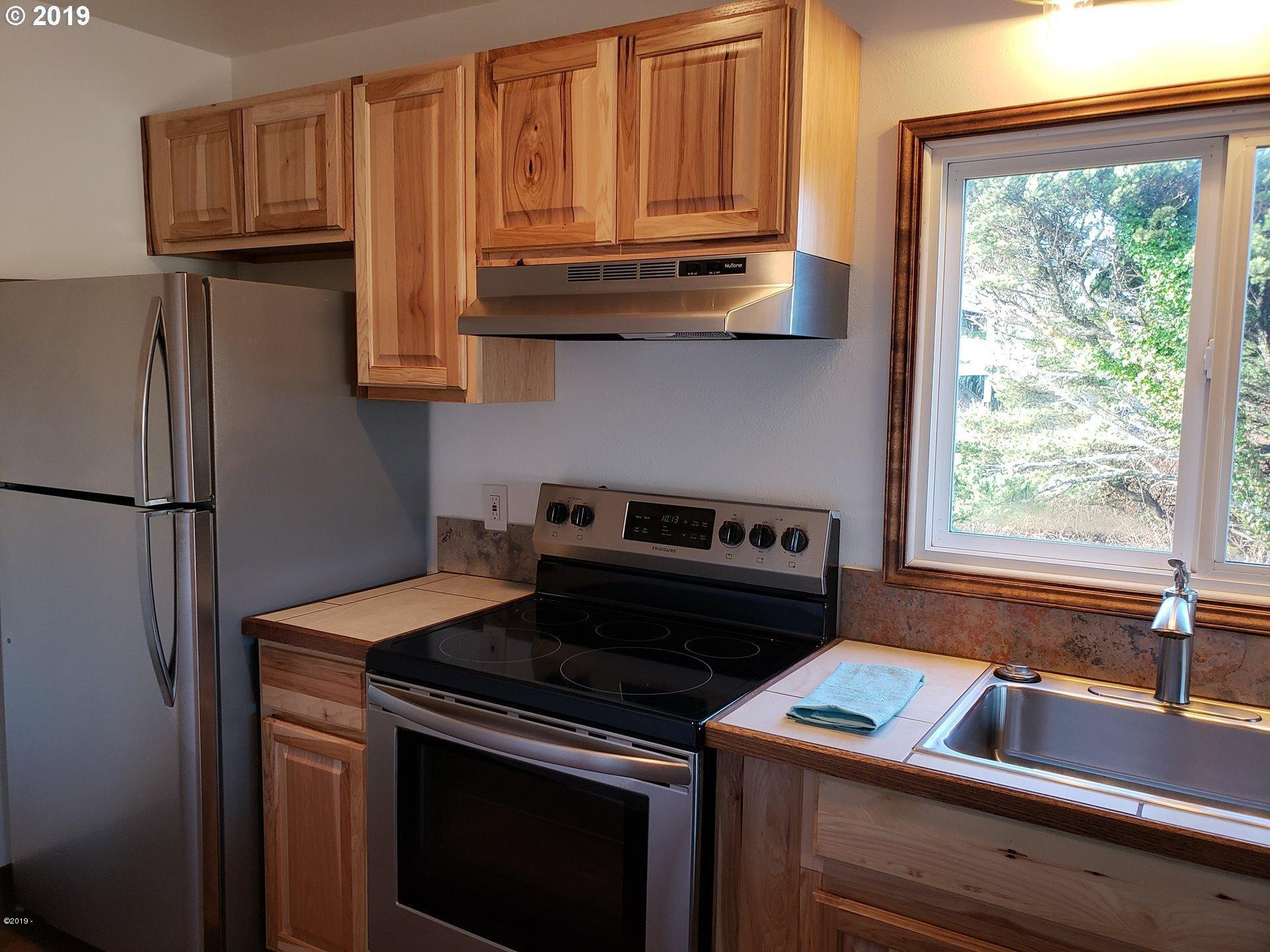 545 Southwest Fleet Avenue Lincoln City, OR 97367 - Photo 5 of 31 kitchen