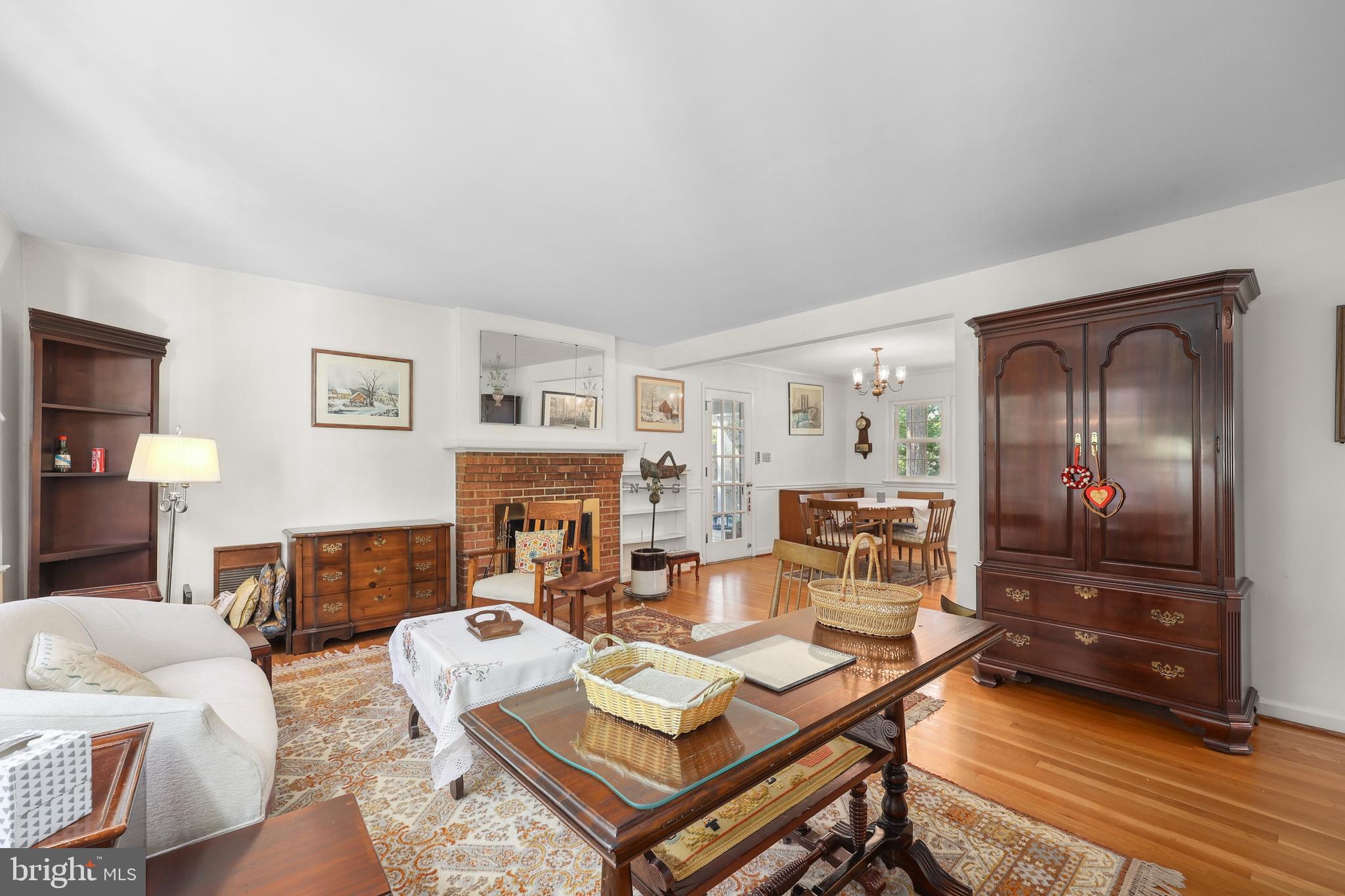 1113 Cameron Road Alexandria, VA 22308 - Photo 5 of 36 Classic family room with pristine wood floors