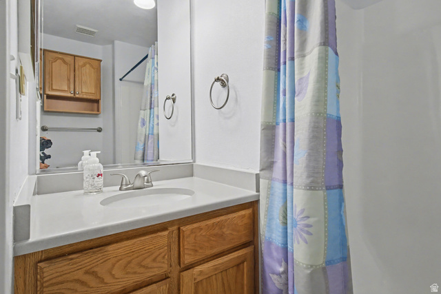 281 Winchester Drive Springville, UT 84663 - Photo 18 of 27 Full bath featuring curtained shower and vanity