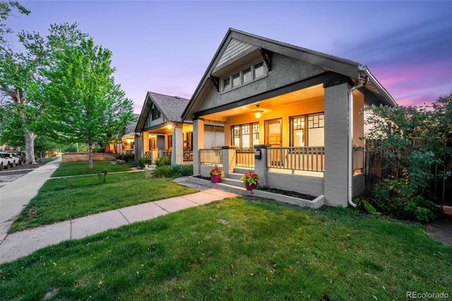 a view of an house with backyard and garden