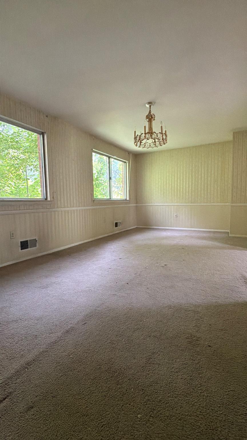 913 Windmill Lane Silver Spring, MD 20905 - Photo 9 of 19 Spacious room with natural light.