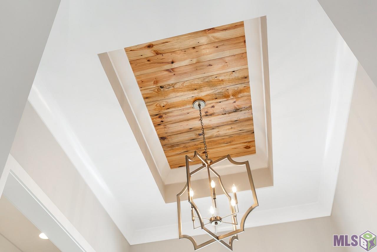 1624 Sugar Cane Baton Rouge, LA 70810 - Photo 4 of 45 Ceiling treatment in the foyer