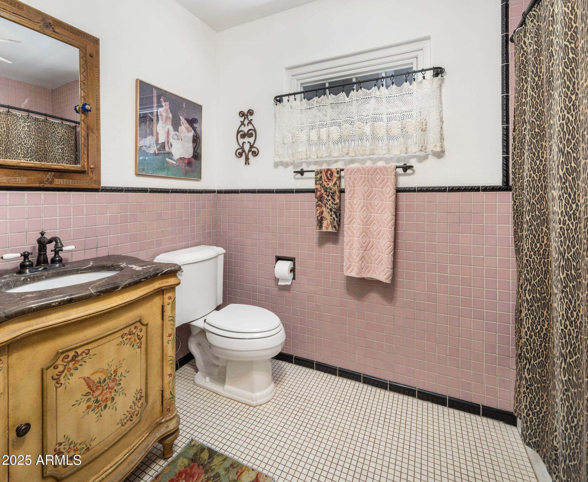 55 East Pierson Street Phoenix, AZ 85012 - Photo 17 of 26 a bathroom with a toilet and a shower curtain