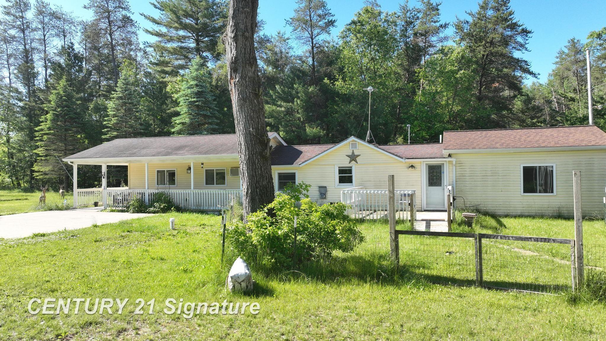 618 Eola Road Harrison, MI 48625 - Photo 2 of 46 50145146-58b94d24-b375-4547-965f-969a121767de.JPG