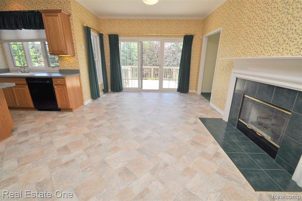 780 Loggers Circle Rochester, MI 48307 - Photo 21 of 61 Perfect for Table & Club Chairs