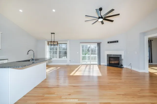 $599,000 | 40 B Brackett Lane, Hudson, NH 03051