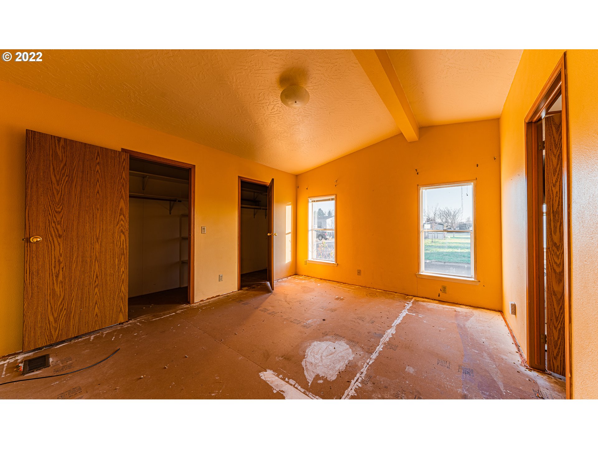 1699 North Terry Street, Unit SP149 Eugene, OR 97402 - Photo 11 of 25 a balcony with a flat screen tv