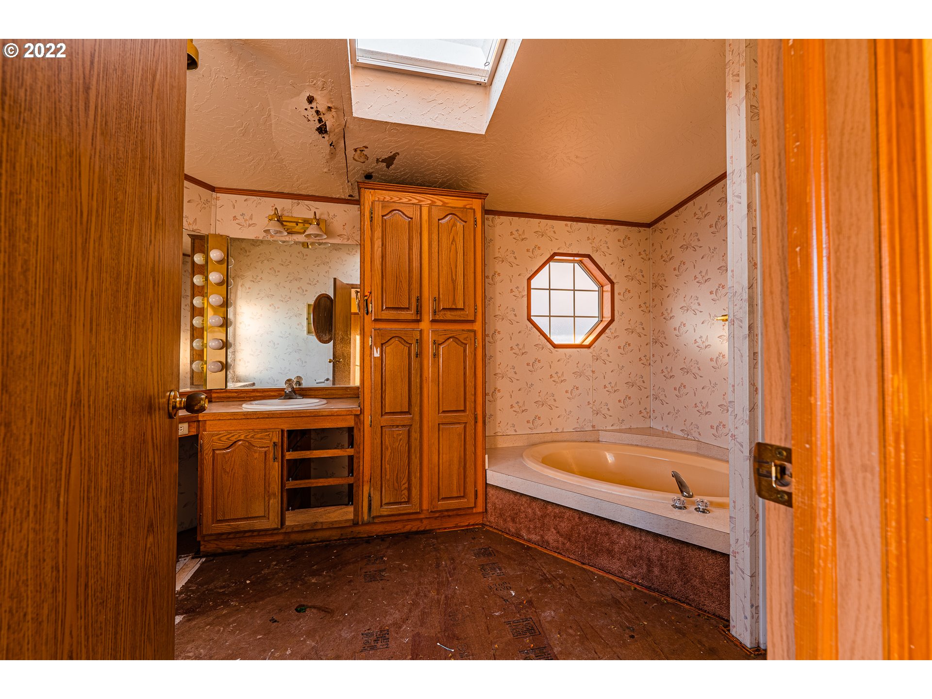 1699 North Terry Street, Unit SP149 Eugene, OR 97402 - Photo 13 of 25 a bathroom with a sink a bathtub and a shower