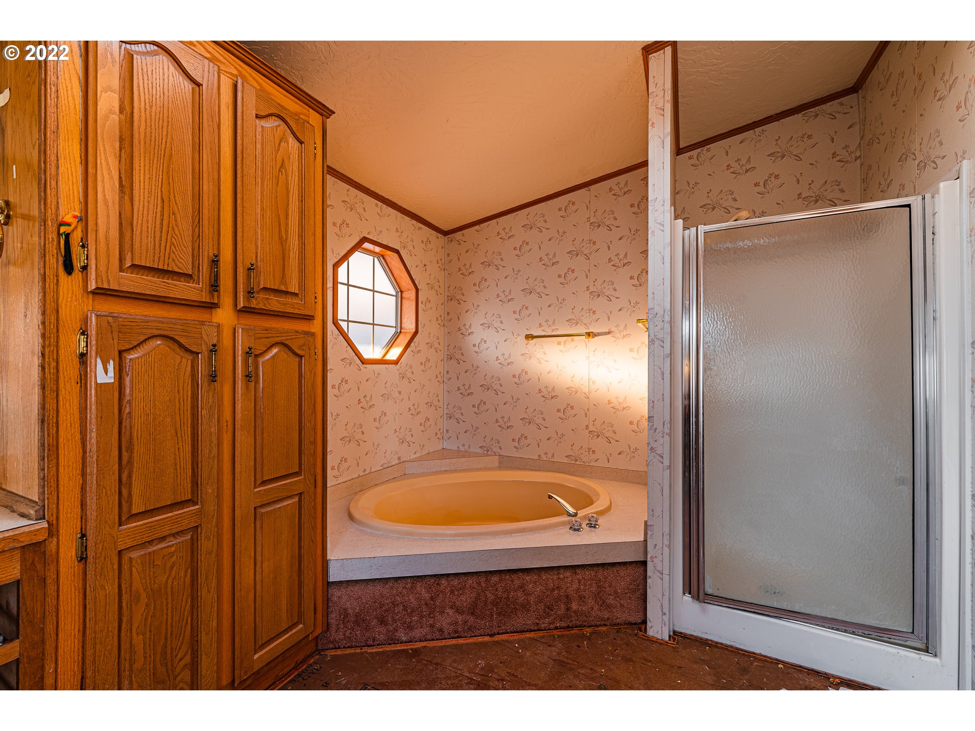 1699 North Terry Street, Unit SP149 Eugene, OR 97402 - Photo 14 of 25 a bathroom with a sink a mirror a bathtub and shower