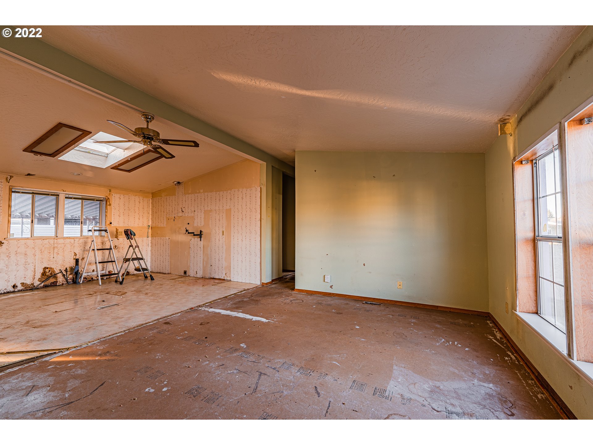 1699 North Terry Street, Unit SP149 Eugene, OR 97402 - Photo 5 of 25 a view of a livingroom with furniture and windows