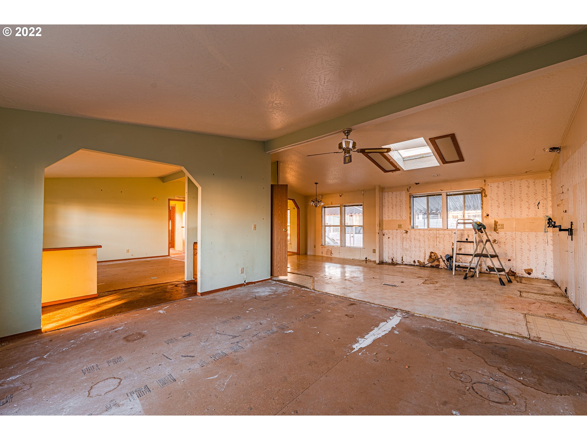 1699 North Terry Street, Unit SP149 Eugene, OR 97402 - Photo 6 of 25 a view of a livingroom with a patio