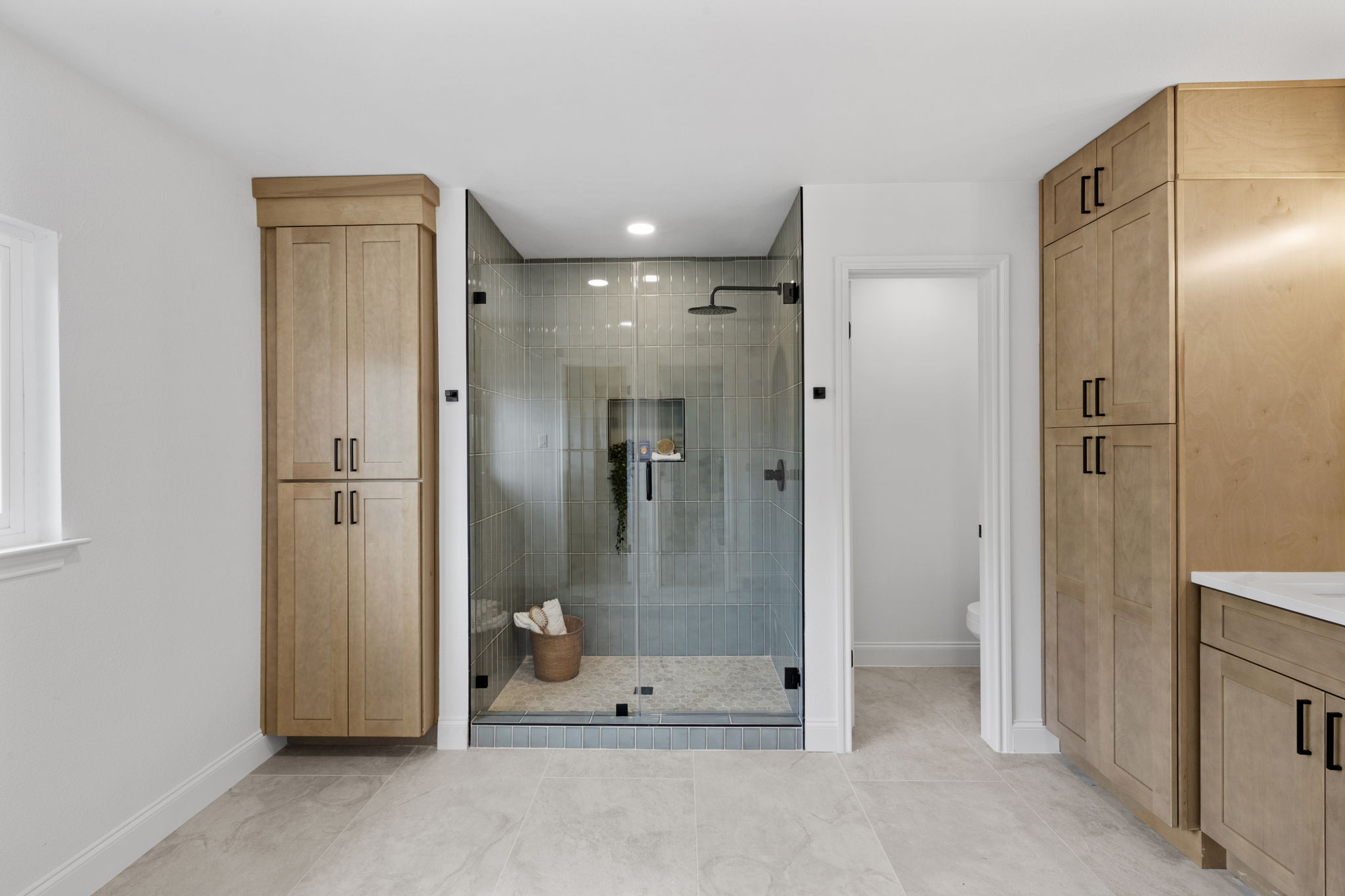3722 Blue Cat Way Round Rock, TX 78665 - Photo 27 of 40 a bathroom with a shower and a mirror