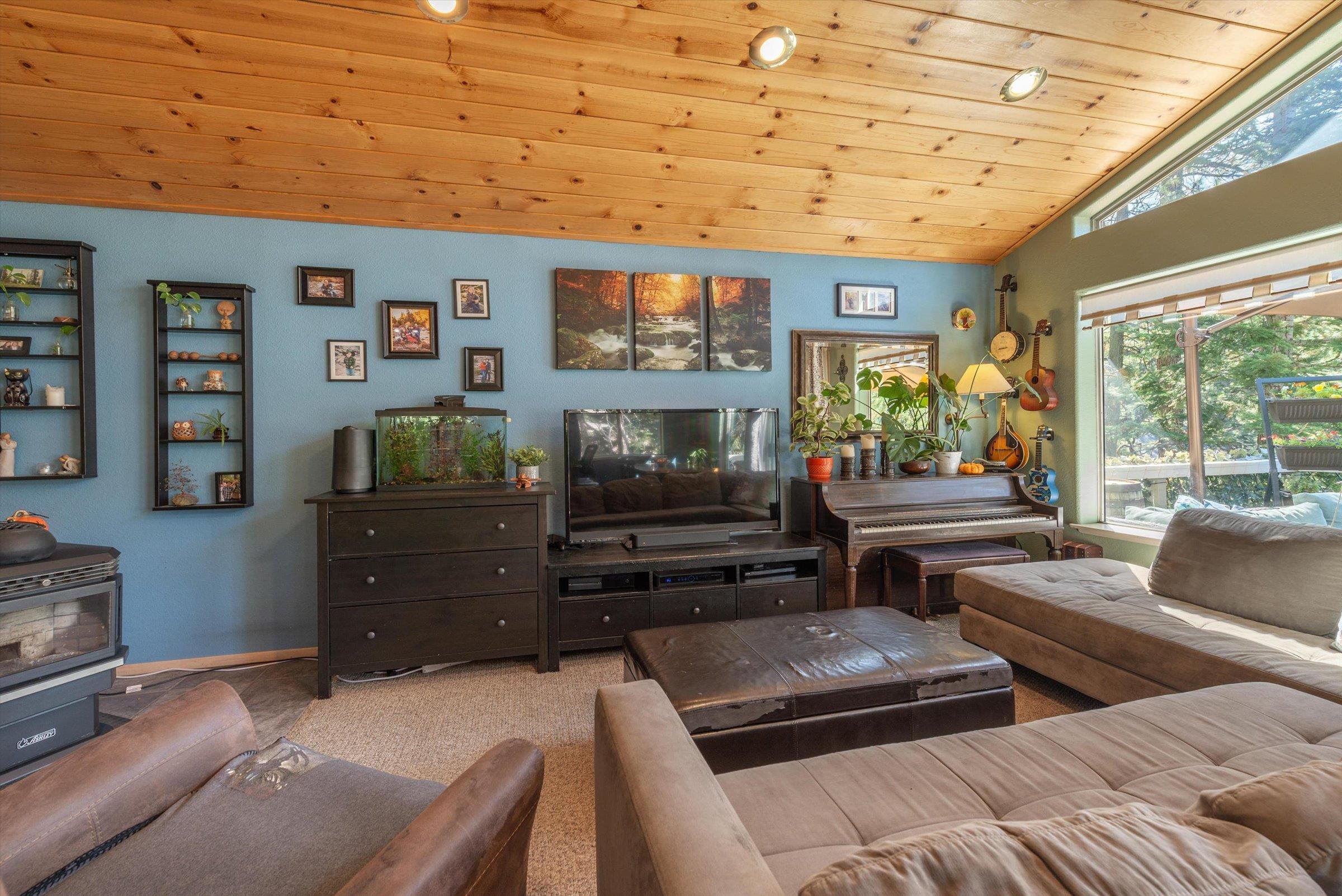 12860 Dulzura Street Truckee, CA 96161 - Photo 4 of 21 a living room with furniture and a flat screen tv