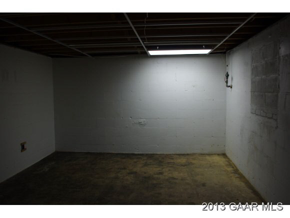 1416 Hollins Road Waynesboro, VA 22980 - Photo 21 of 36 Gallery Image 21