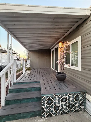 a view of entryway with seating space