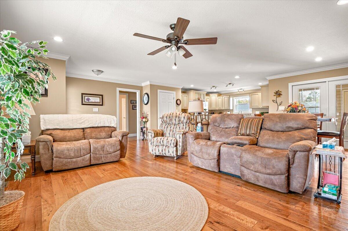 3556 Barbourville Road London, KY 40744 - Photo 8 of 37 09-Living Room