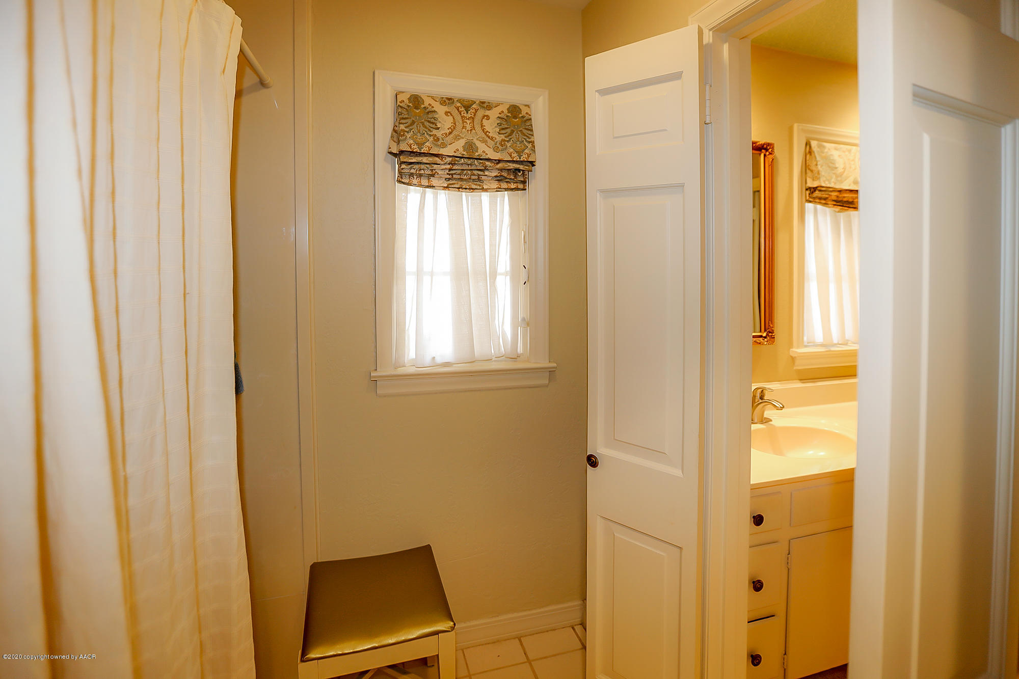 6908 Calumet Road Amarillo, TX 79106 - Photo 21 of 40 a room that has a window in it