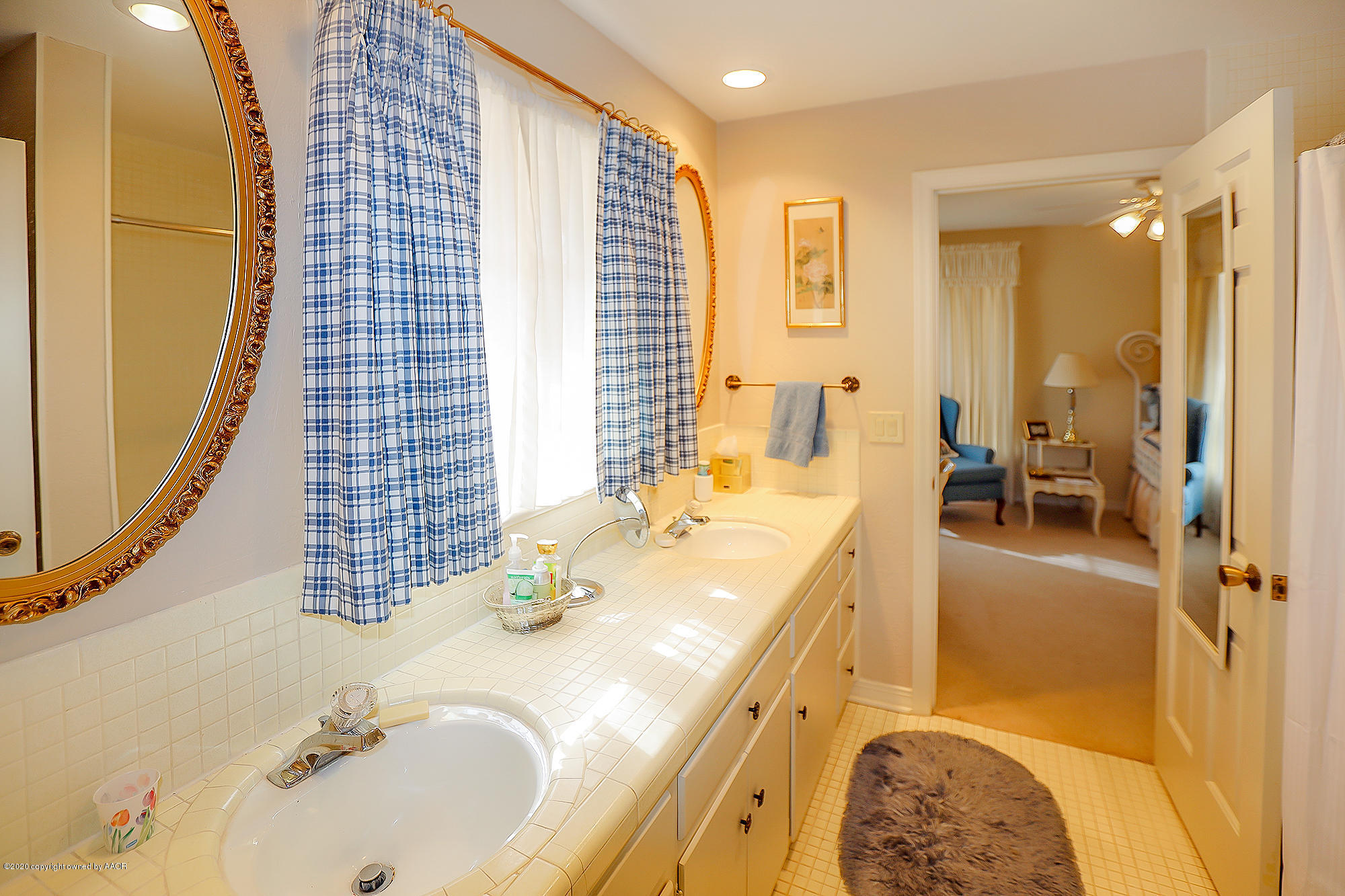 6908 Calumet Road Amarillo, TX 79106 - Photo 27 of 40 a bathroom with a tub sink and mirror