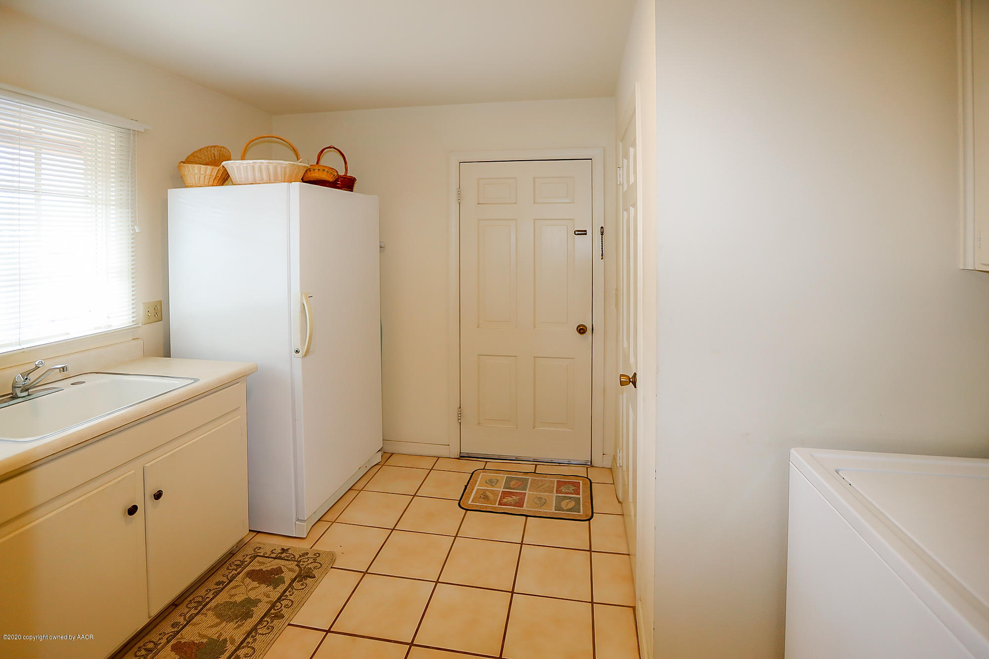 6908 Calumet Road Amarillo, TX 79106 - Photo 32 of 40 a bathroom with a sink and a shower