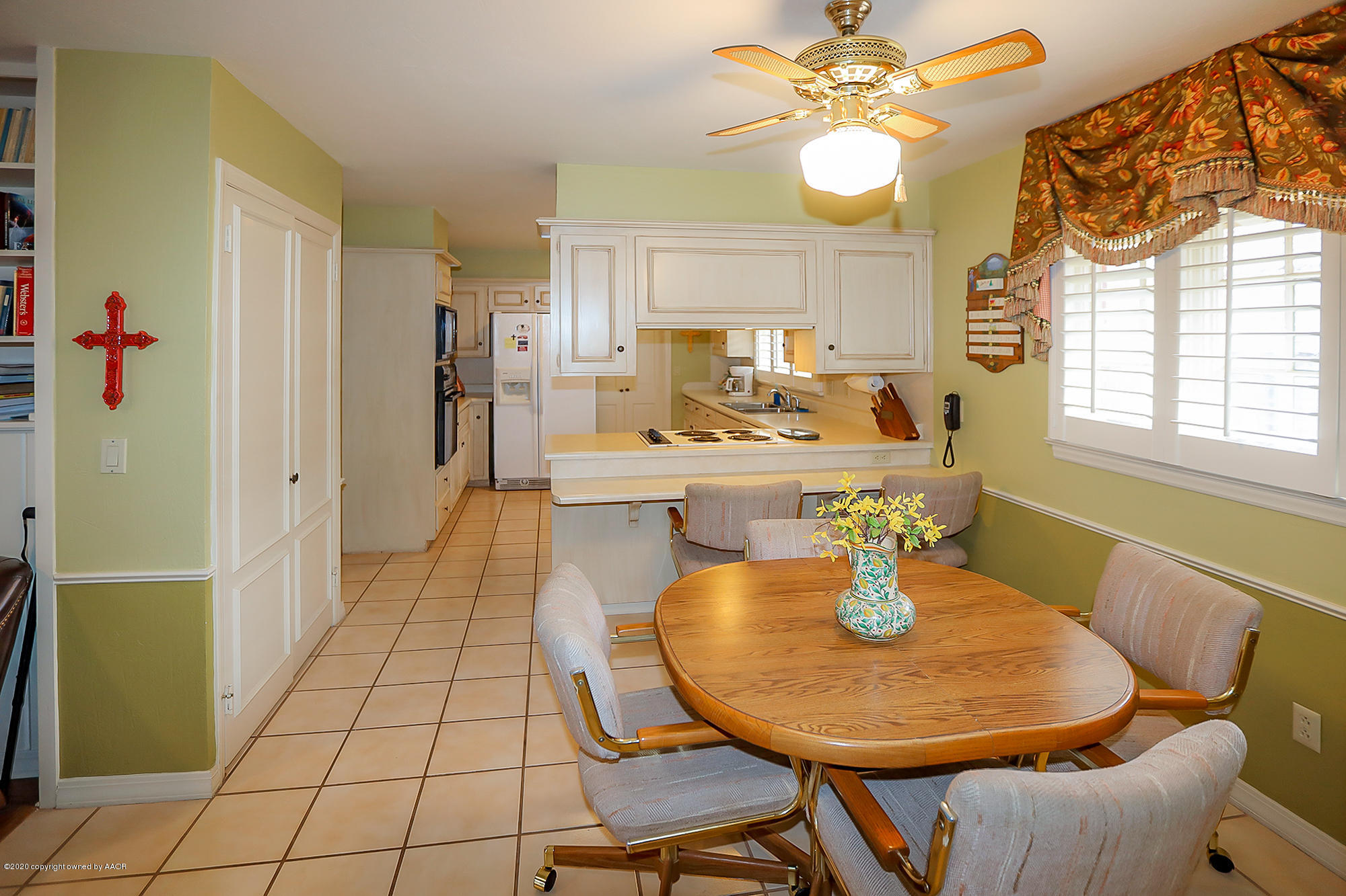 6908 Calumet Road Amarillo, TX 79106 - Photo 10 of 40 a dining room with furniture and a chandelier