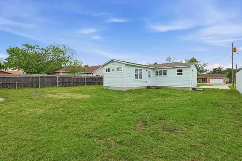 a view of front of house with a big yard