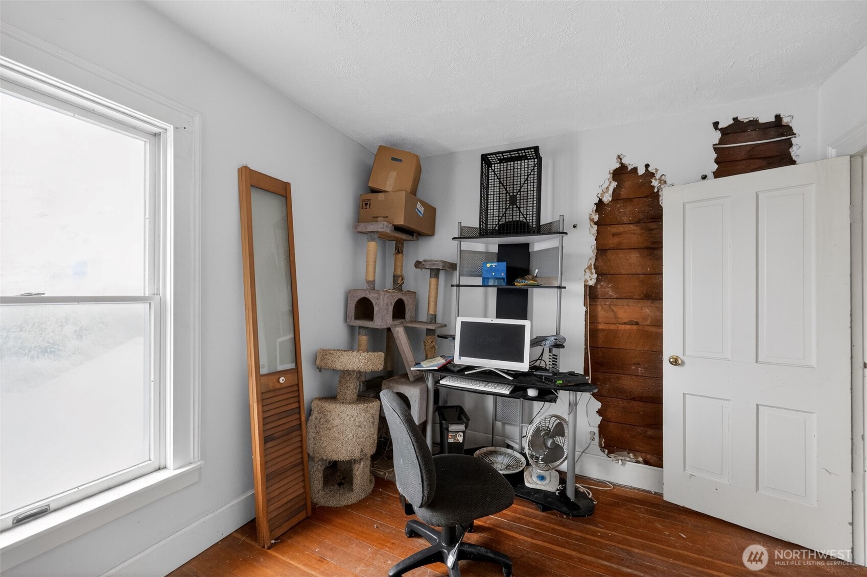 9801 Lenhart Road Sumas, WA 98295 - Photo 33 of 33 a view of a workspace with furniture and wooden floor