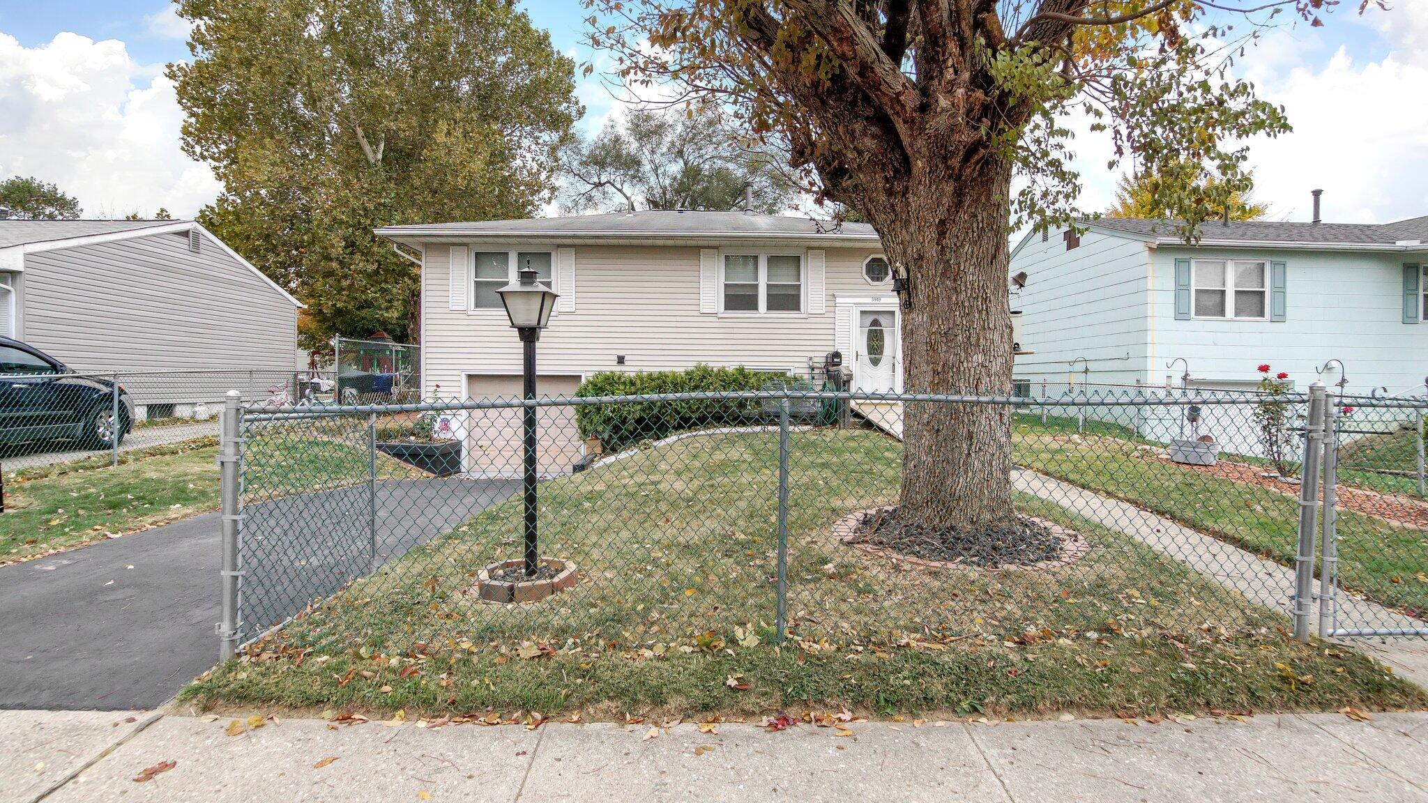 3949 Hillman Road West Columbus, OH 43207 - Photo 4 of 28 3-web-or-mls-3949-hillman-rd-w