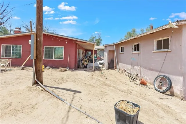 a view of a backyard