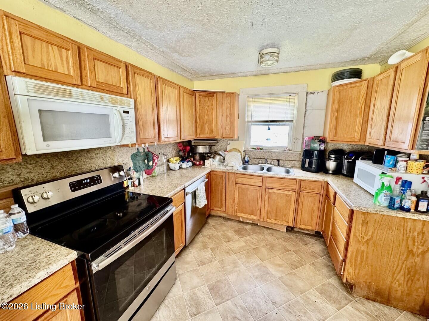 327 East Main Street Springfield, KY 40069 - Photo 3 of 14 003_Kitchen