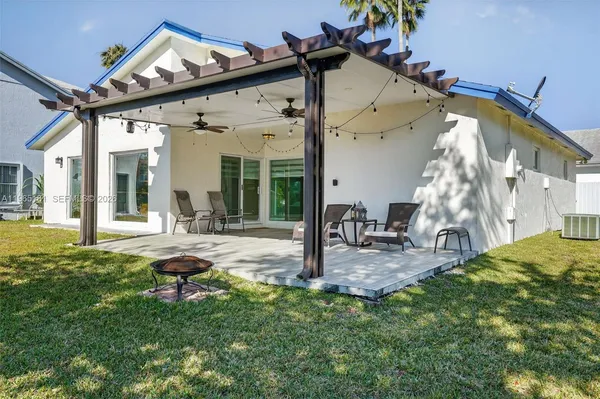 a view of a house with backyard
