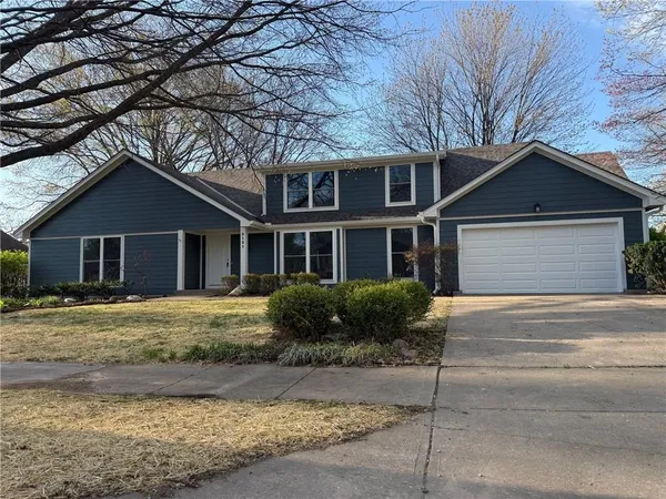 $925,000 | 2121 West 120th Street, Leawood, KS 66209