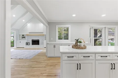 $925,000 | 2121 West 120th Street, Leawood, KS 66209