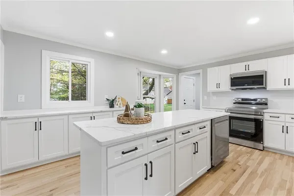 $925,000 | 2121 West 120th Street, Leawood, KS 66209