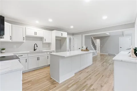 $925,000 | 2121 West 120th Street, Leawood, KS 66209