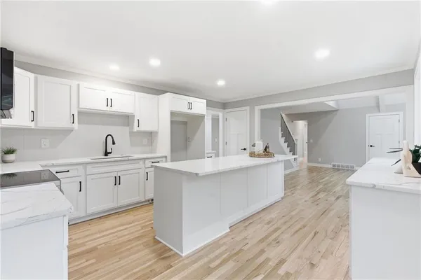 $925,000 | 2121 West 120th Street, Leawood, KS 66209