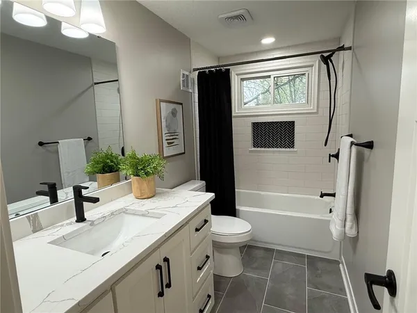 $925,000 | 2121 West 120th Street, Leawood, KS 66209