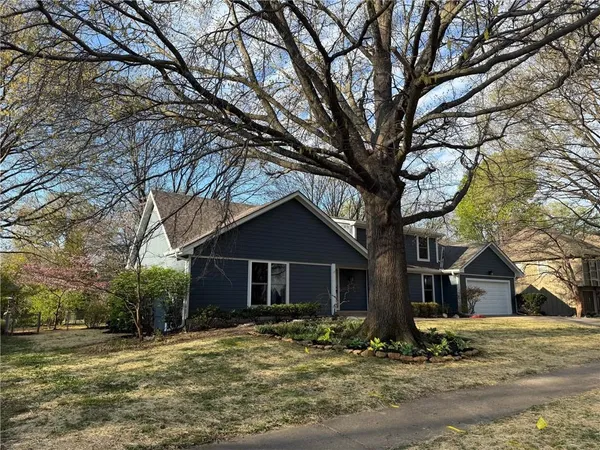 $925,000 | 2121 West 120th Street, Leawood, KS 66209