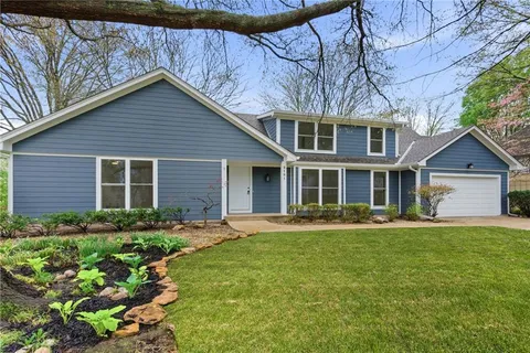 $925,000 | 2121 West 120th Street, Leawood, KS 66209