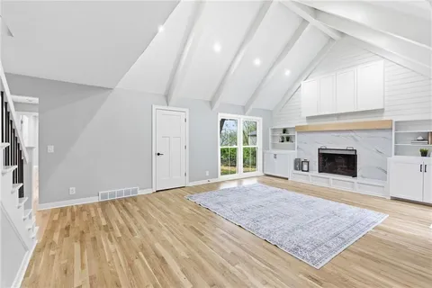 $895,000 | 2121 West 120th Street, Leawood, KS 66209