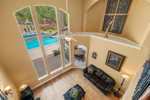a view of a backyard