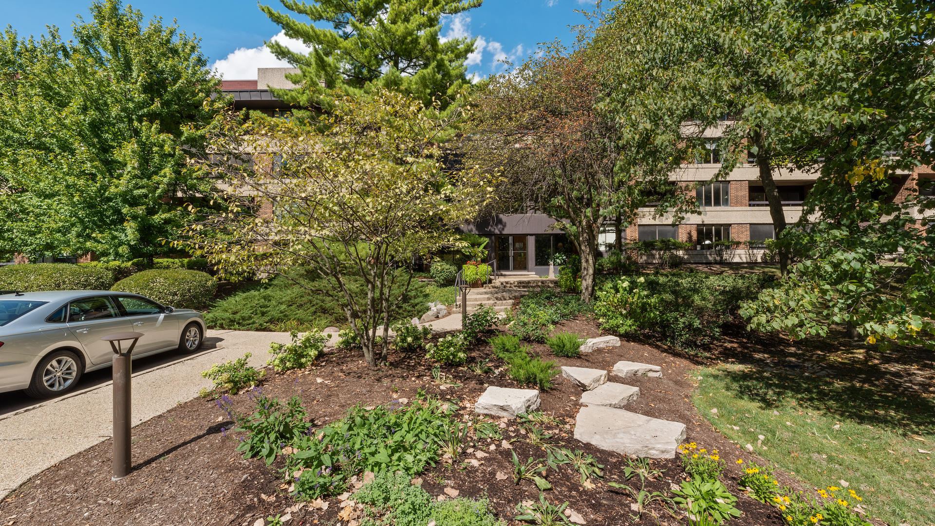 1409 Burr Oak Road, Unit 210A Hinsdale, IL 60521 - Photo 2 of 29