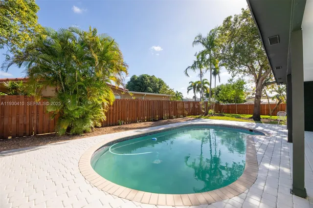 a view of a backyard