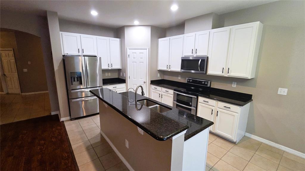 10279 Newminster Loop Ruskin, FL 33573 - Photo 9 of 30
