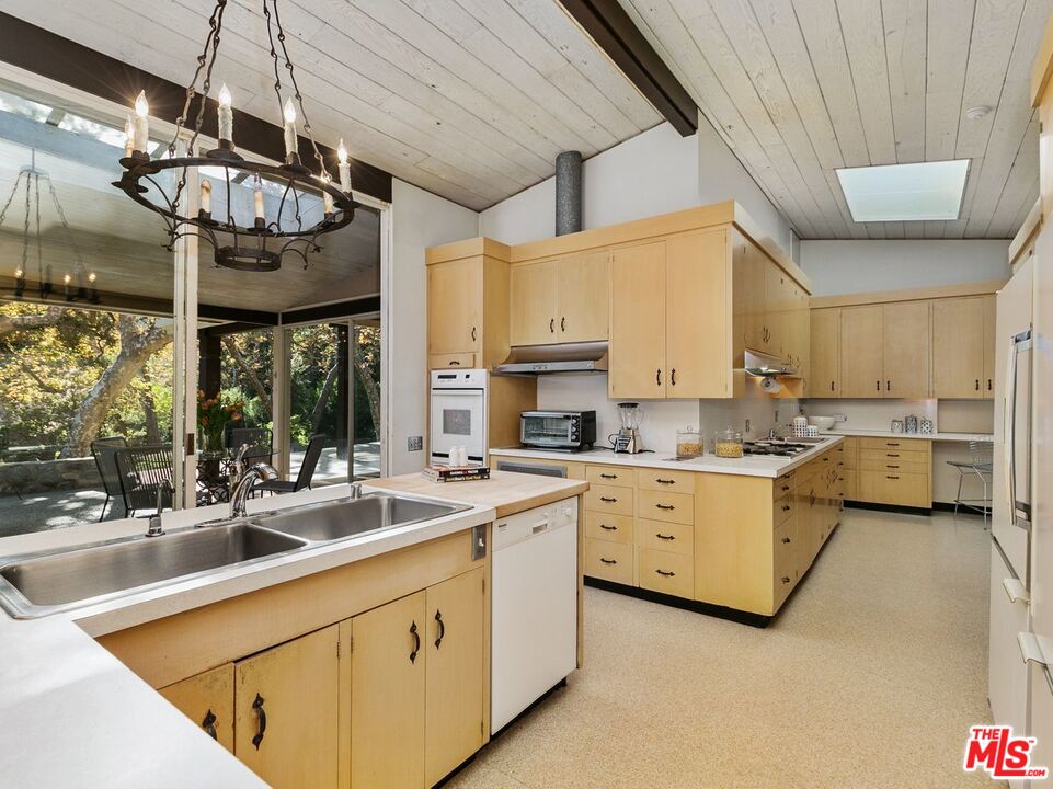 1100 Rivas Canyon Road Pacific Palisades, CA 90272 - Photo 17 of 54